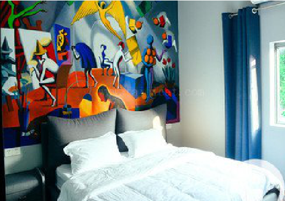  临海对于酒店的墙体彩绘而言更注重哪些方面？